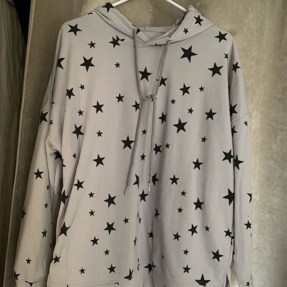 NWOT purple hoodie with black stars size Large!